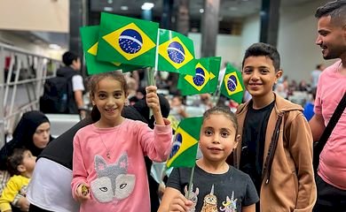 Brasileiros que estavam em Gaza chegam ao Brasil nesta segunda.
