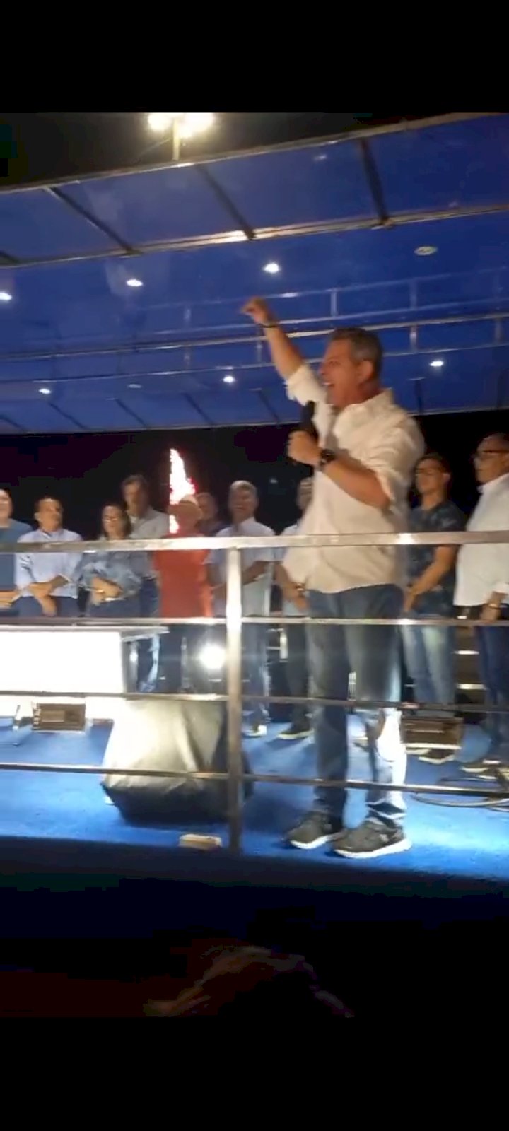 Senador Rogério é vaiado por multidão em Barra dos Coqueiros