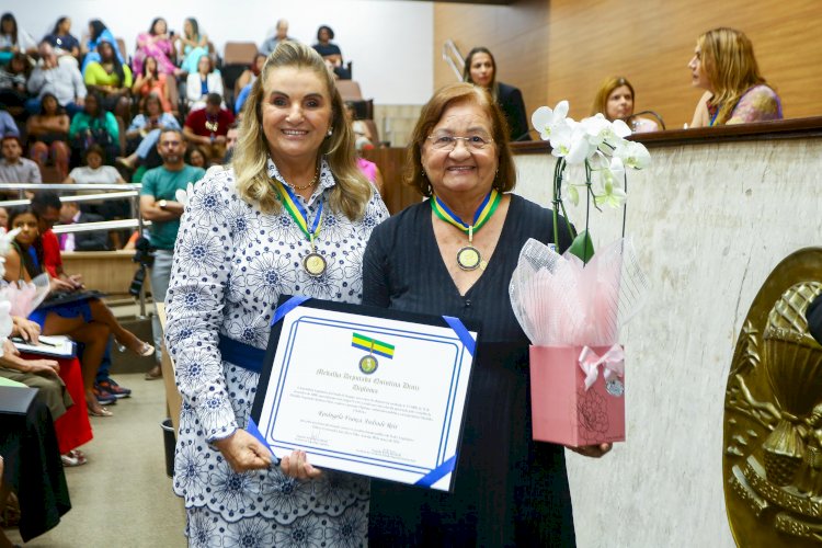 Por indicação de Áurea Ribeiro, professora lagartense é homenageada na Alese