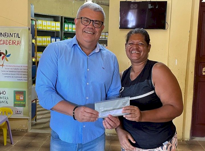 Prefeitura entrega cartões Mais Renda Arauá.