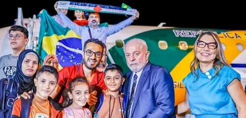 Lula recebe em Brasília 32 brasileiros repatriados e denuncia genocídio contra palestinos: “ato de terrorismo”.