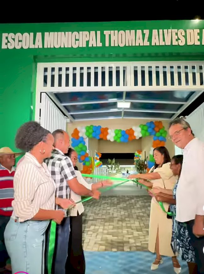 Em Pedrinhas, prefeita France faz festa de inauguração para escola inacabada