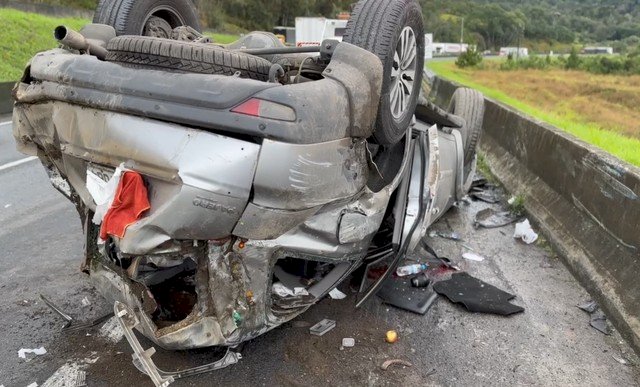 Ex-jogador de futebol Dunga e esposa sofrem acidente de carro e são hospitalizados