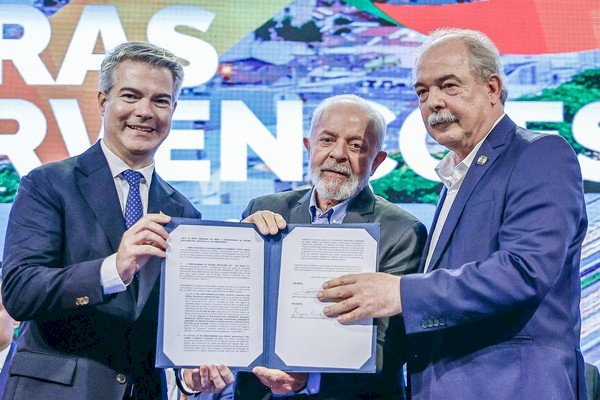 Governo Lula impulsiona desenvolvimento nacional com novo financiamento do BNDES à Embraer