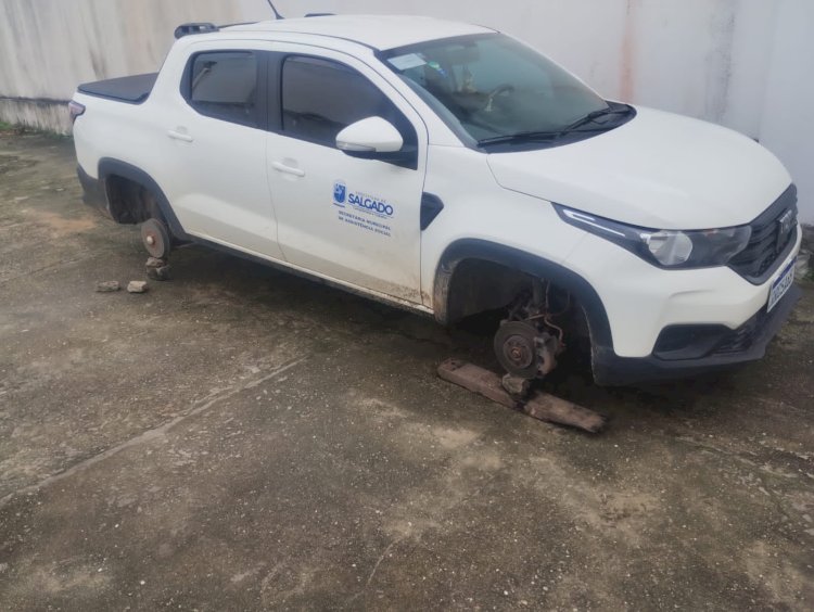 Descaso em Salgado: carro da prefeitura é abandonado em frente à casa do Prefeito e tem pneus furtados