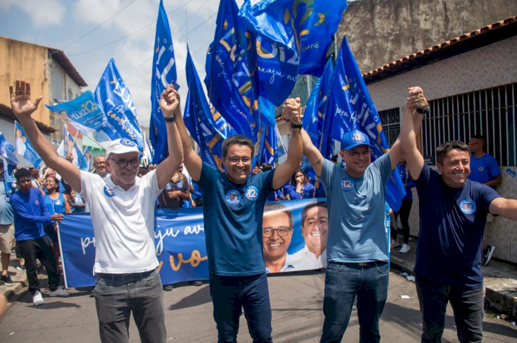 Luiz Roberto e Fabiano Oliveira caminham ao lado do governador pelas ruas do São Conrado