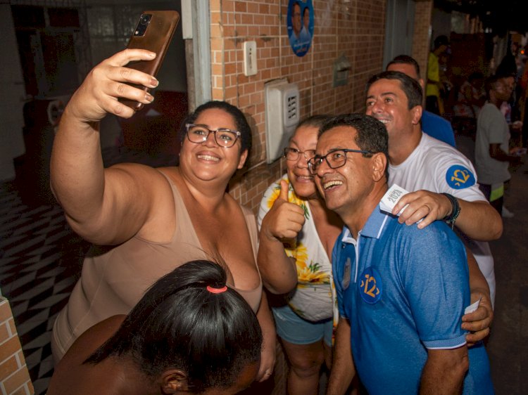 Luiz Roberto e Fabiano realizam caminhada nos bairros Coqueiral e Porto Dantas